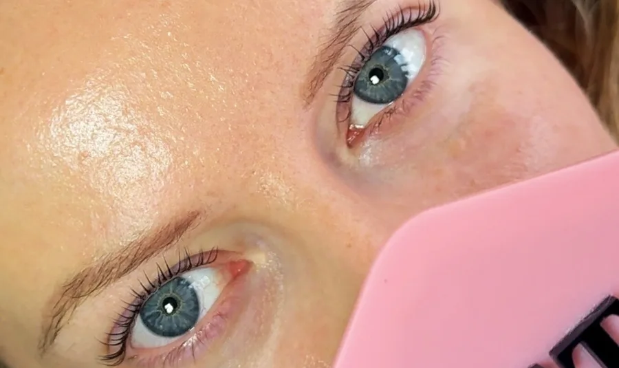 Détail d'un résultat de cils naturel réalisé chez JST Beauty.