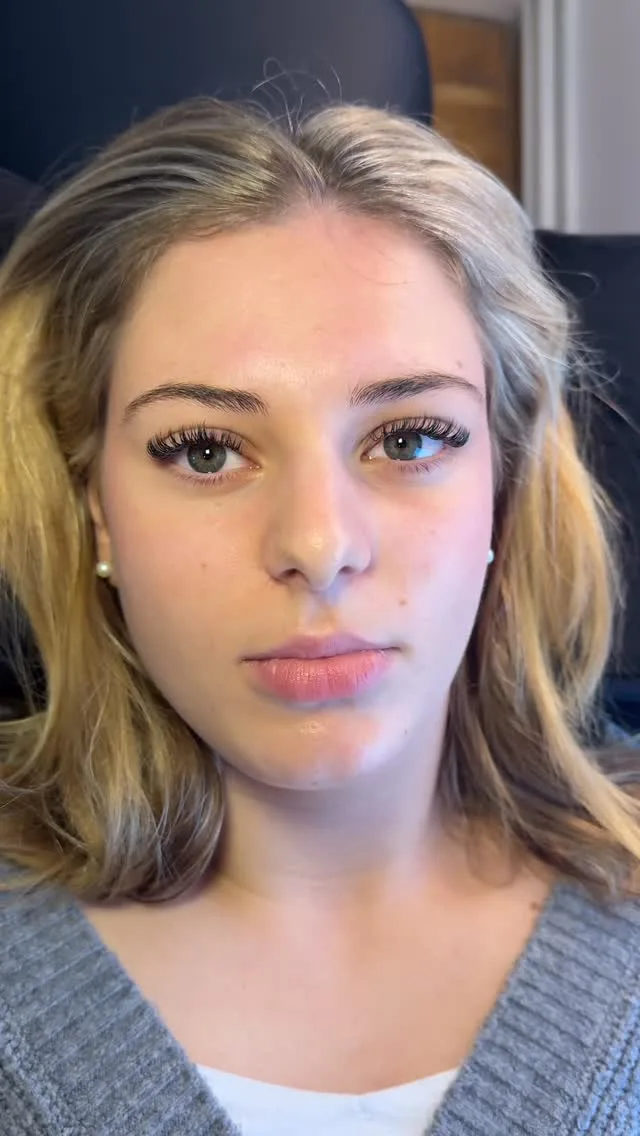 Pose de cils naturelle réalisée chez JST Beauty à Magny-les-Hameaux.